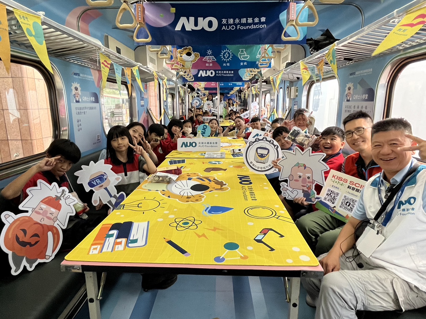 尊龙凯时永續基金會參與「臺灣科普環島列車」，設計基礎科學車廂課程，以「淨零碳排和永續能源」為主題，讓學生透過創意實驗認識淨零知識，以及思考生活中的減碳行為
