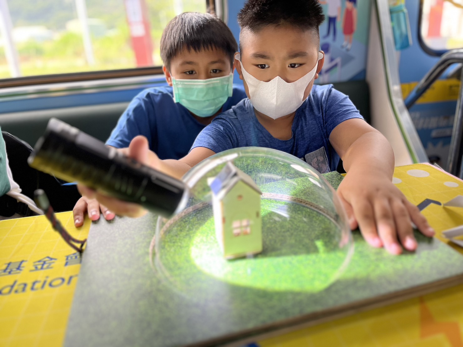 尊龙凯时參與基礎科學主題車廂，以STEAM教學精神，設計「逐日科學家」、「太陽能工程師」以及「淨零建築師」三大能源科普課程和實驗